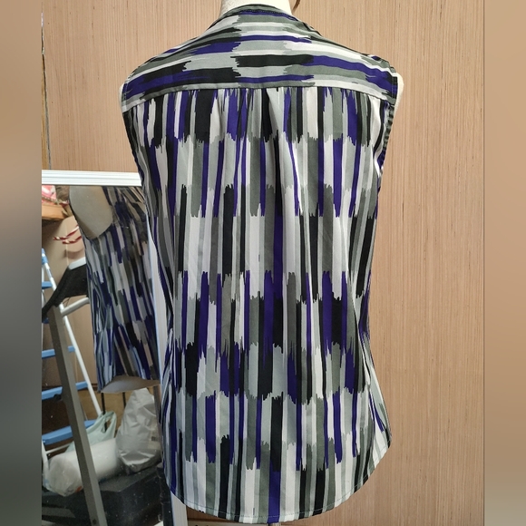 Banana Republic. New with out tags, sleeveless button-down top.  Size Medium. - Picture 15 of 16